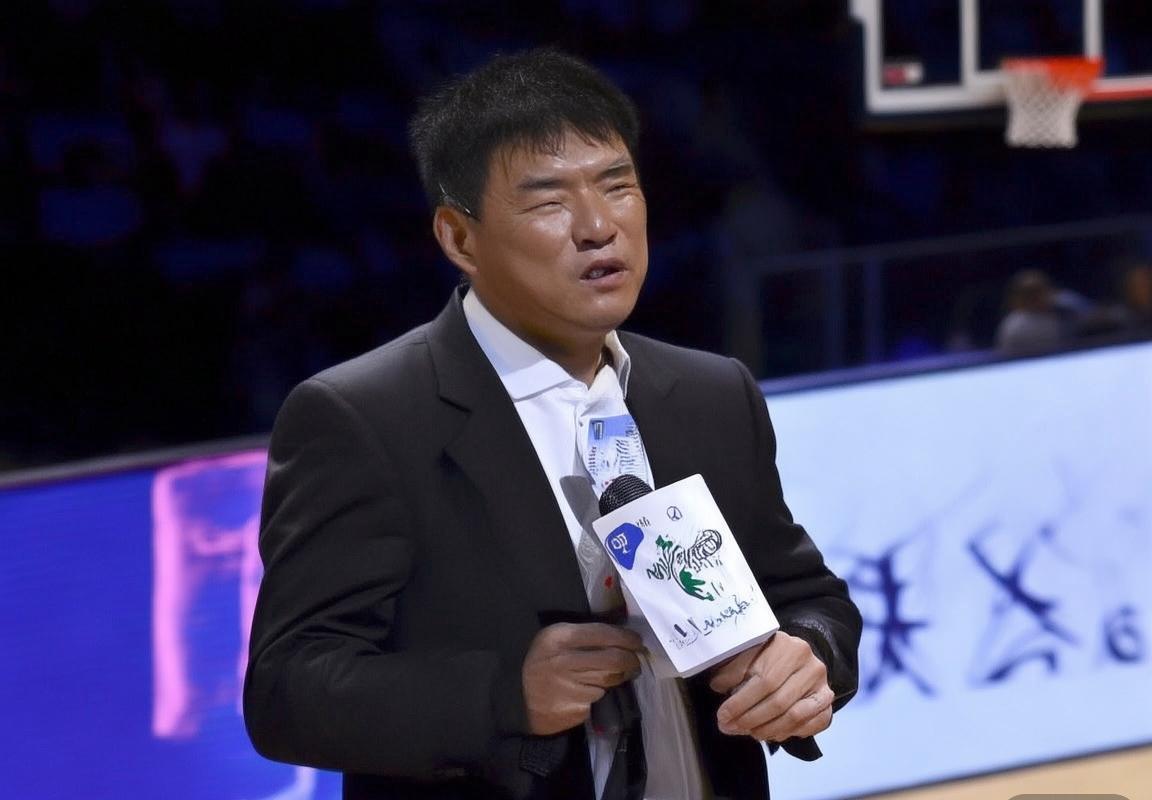 杨瀚森替补席困局：青岛队年轻球员培养争议，出场时间缩水引深思